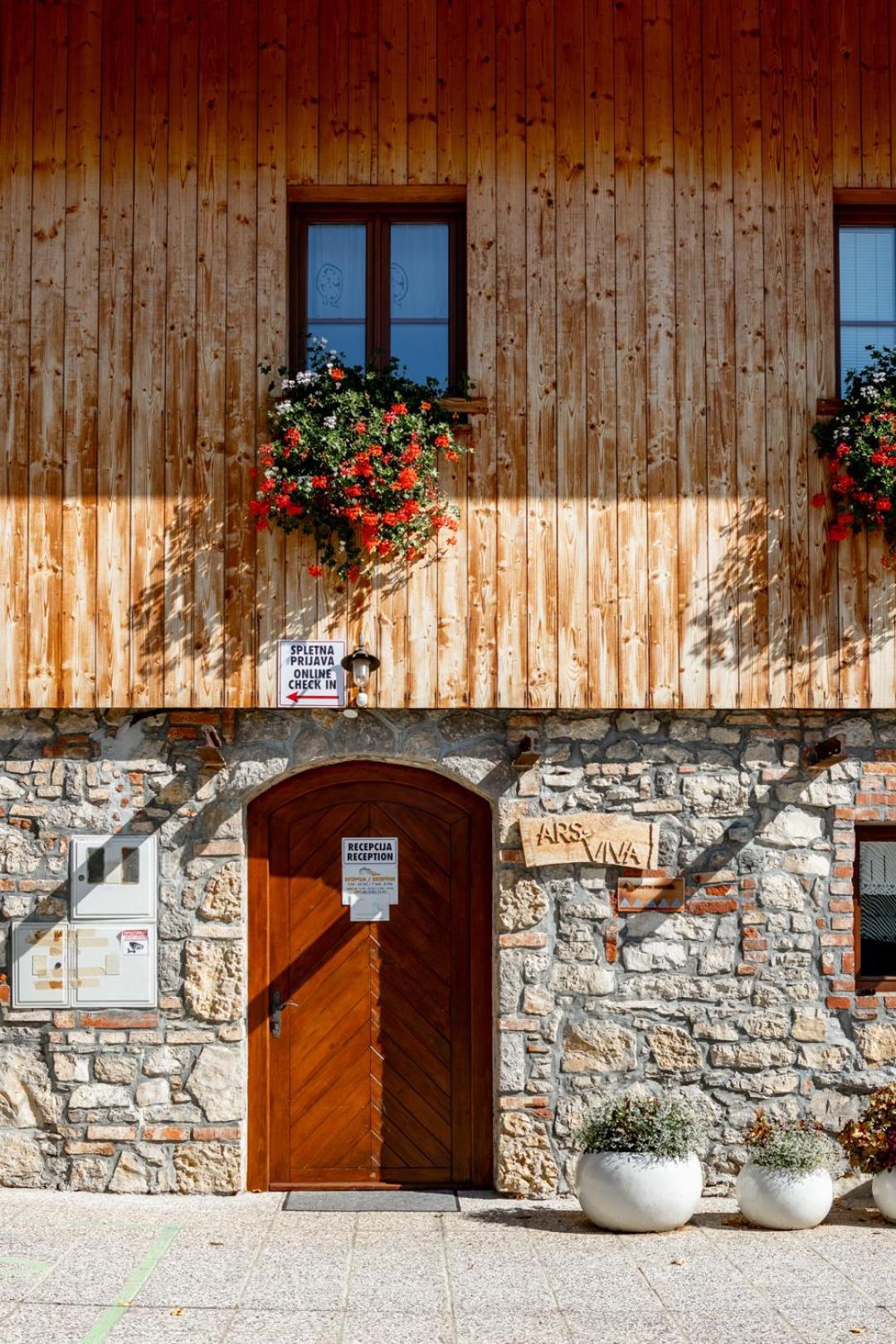 Youth Hostel Arsviva Stari Trg pri Lozu Exterior foto
