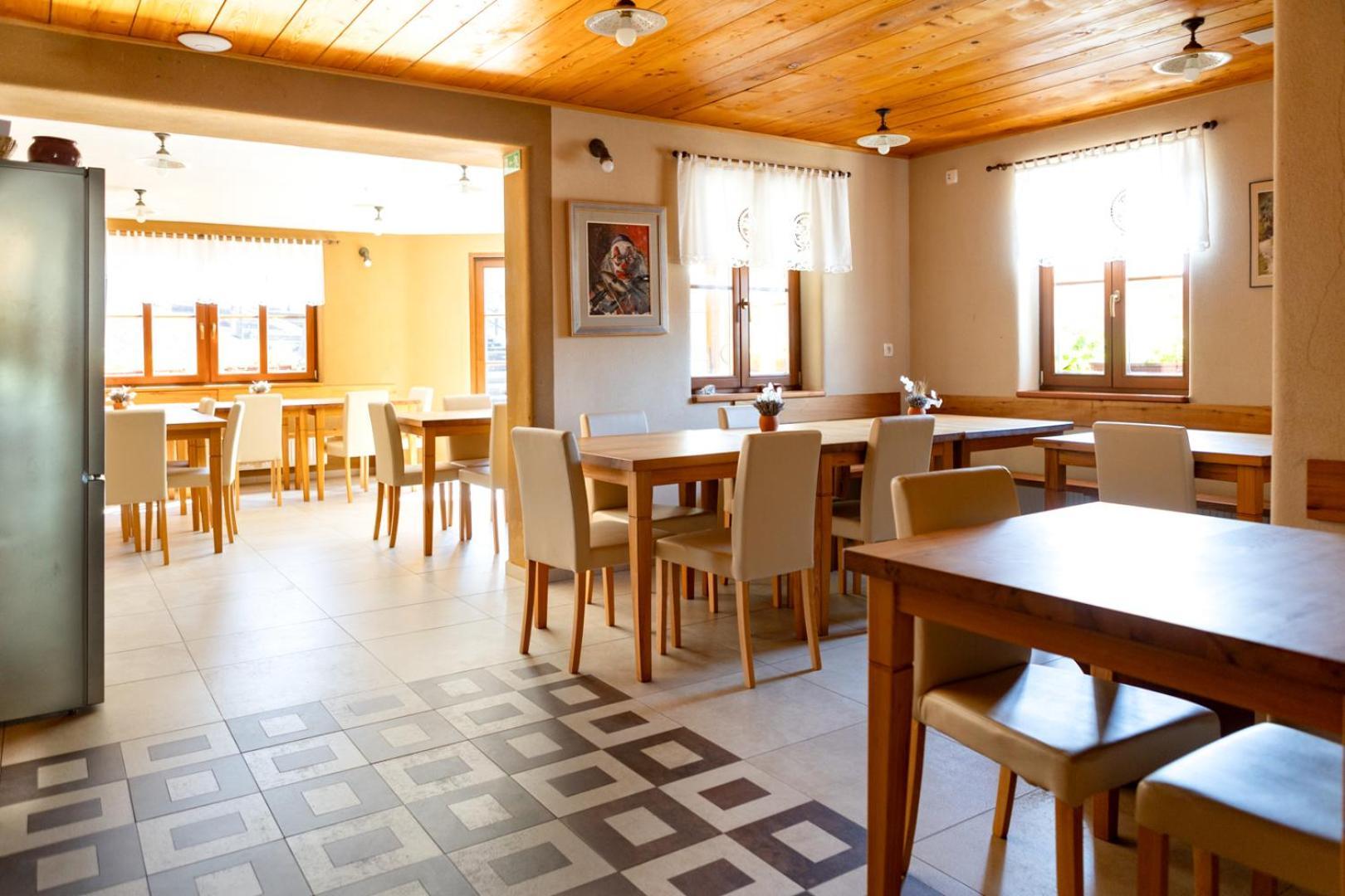 Youth Hostel Arsviva Stari Trg pri Lozu Exterior foto