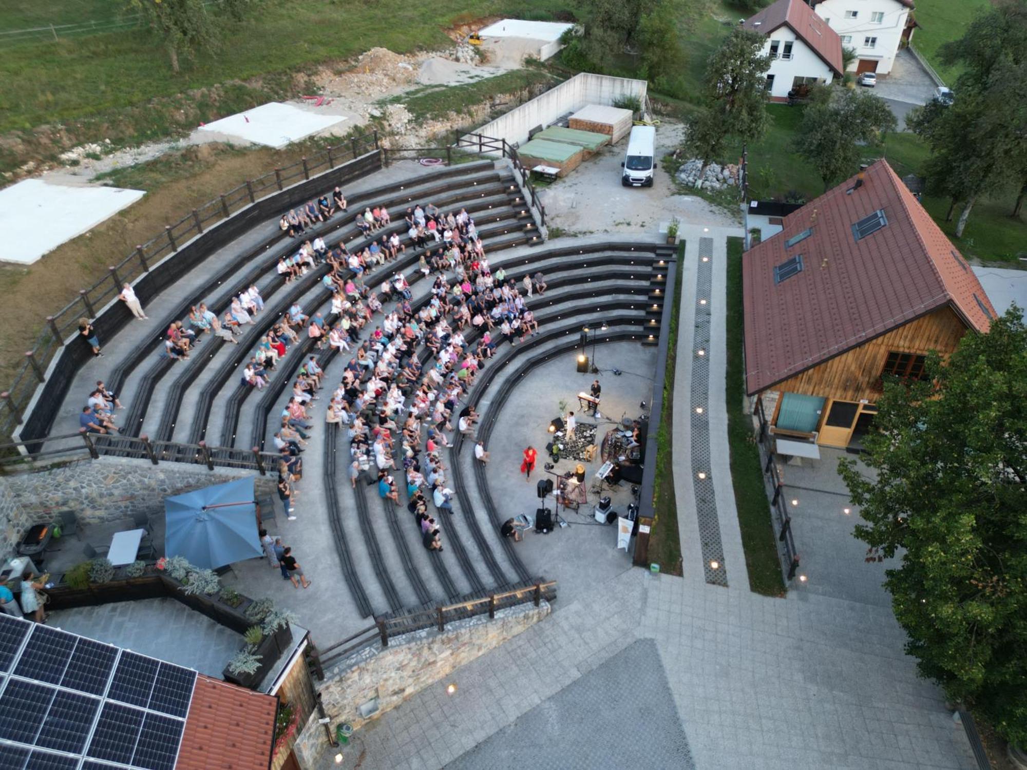 Youth Hostel Arsviva Stari Trg pri Lozu Exterior foto