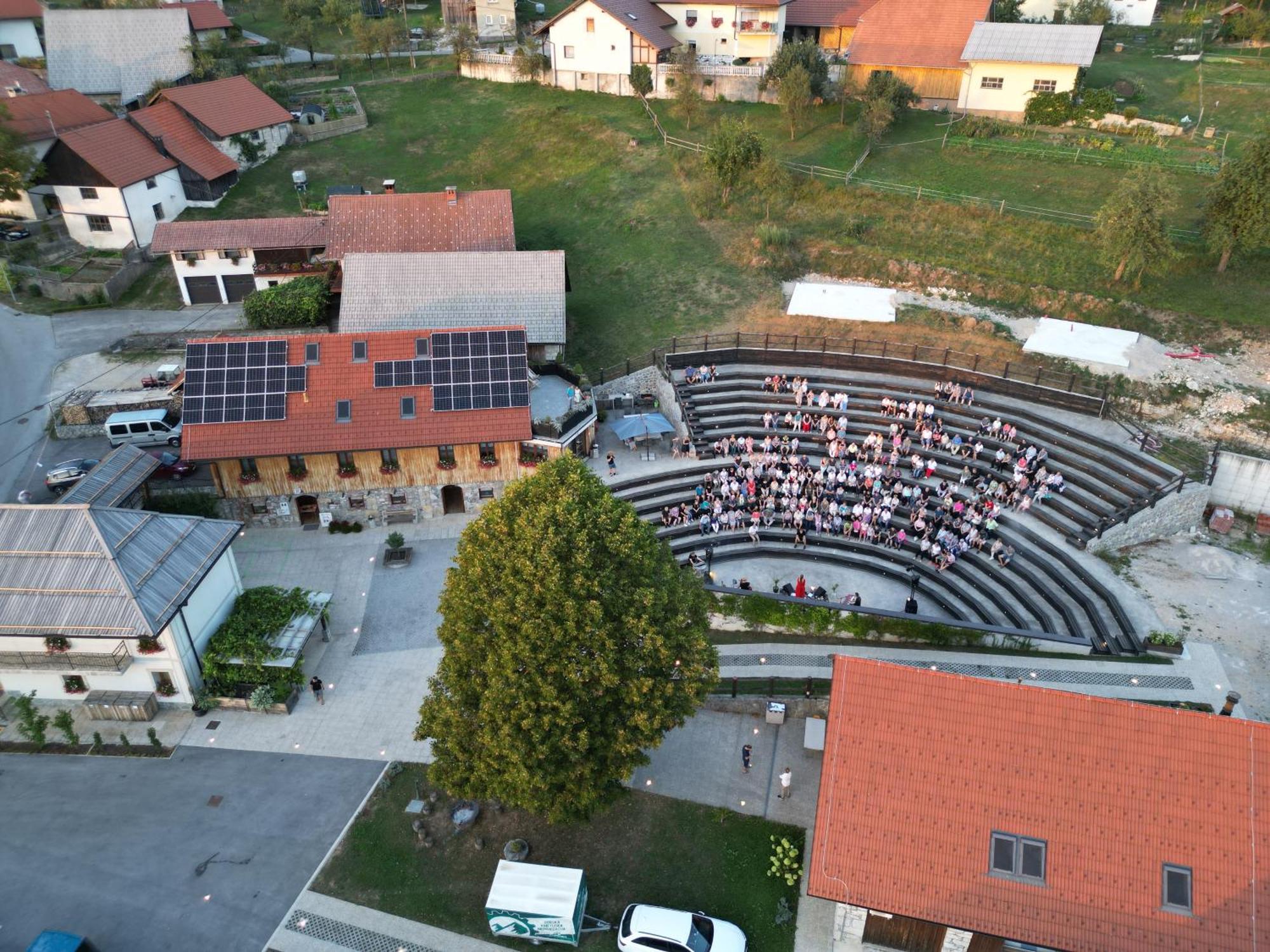 Youth Hostel Arsviva Stari Trg pri Lozu Exterior foto